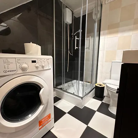 R2 - Elegant Private Opposite Queen Elizabeth Hospital - Harborne * Birmingham