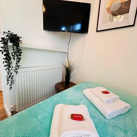 R2 - Elegant Private Opposite Queen Elizabeth Hospital - Harborne * Birmingham