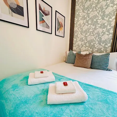 R2 - Elegant Private Opposite Queen Elizabeth Hospital - Harborne * Birmingham