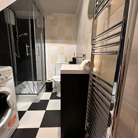 R2 - Elegant Private Opposite Queen Elizabeth Hospital - Harborne