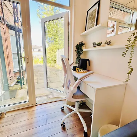 R2 - Elegant Private Opposite Queen Elizabeth Hospital - Harborne * Birmingham