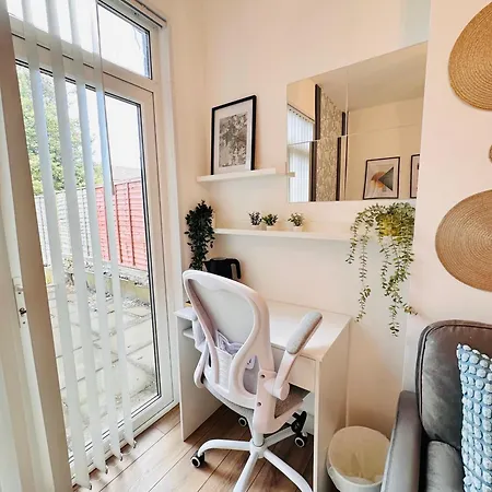R2 - Elegant Private Opposite Queen Elizabeth Hospital - Harborne *