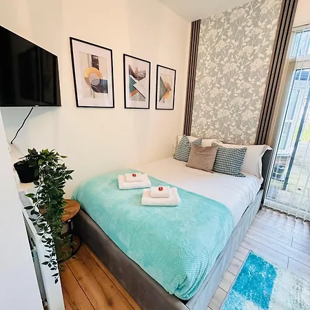 R2 - Elegant Private Opposite Queen Elizabeth Hospital - Harborne * Birmingham